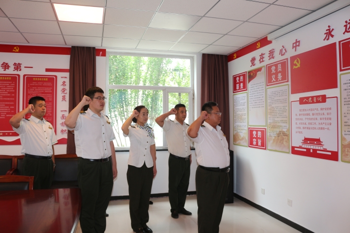 “七一”前夕，為慶祝中國共產黨成立100周年，石安分公司鄴城站黨支部開展“迎七一”重溫入黨誓詞活動。攝影：張晶玉