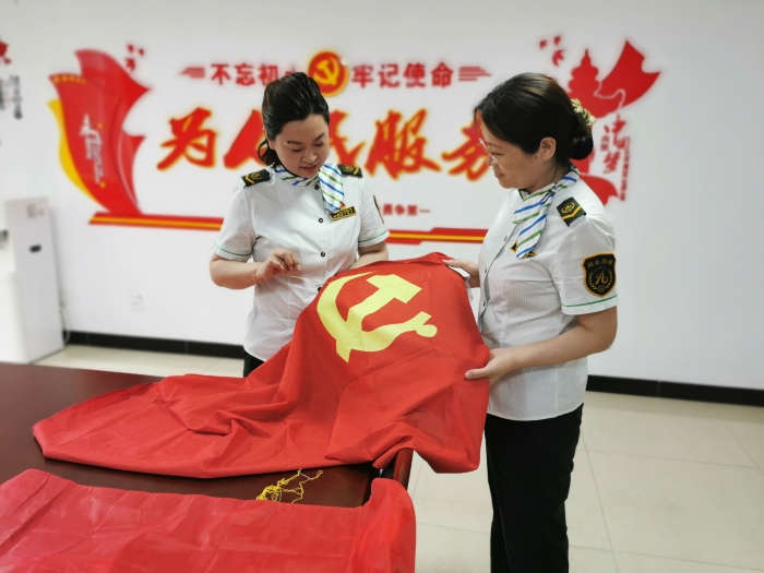 6月30日，石安高速河沙鎮站黨員繡紅旗 頌黨恩 跟黨走，營造濃厚迎七一氛圍，迎接建黨一百周年，攝影：楊利芳(圖中人物左為辦公室主任封慧敏，右為副站長姜艷紅)