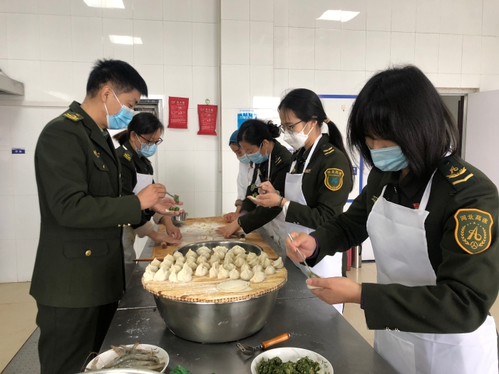 2022-1-25-邢臺(tái)收費(fèi)站-邢臺(tái)站在農(nóng)歷小年這天為職工包餃子送祝福-邢臺(tái)站 李靜平 攝