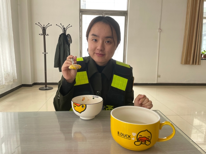 2022-2-15，邢臺北站：關(guān)愛職工生活 歡歡樂樂過節(jié)，作者：李墨涵 (1)