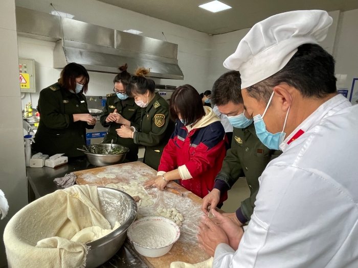 2022-2-15，邢臺北站：關(guān)愛職工生活 歡歡樂樂過節(jié)，作者：李墨涵 (2)