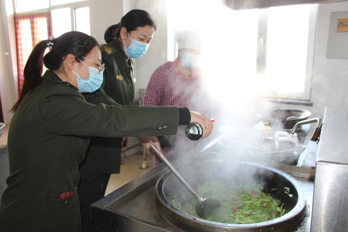 3月7日，河沙鎮(zhèn)站女職工學(xué)習(xí)制作臘肉燒芹菜，攝影楊利芳