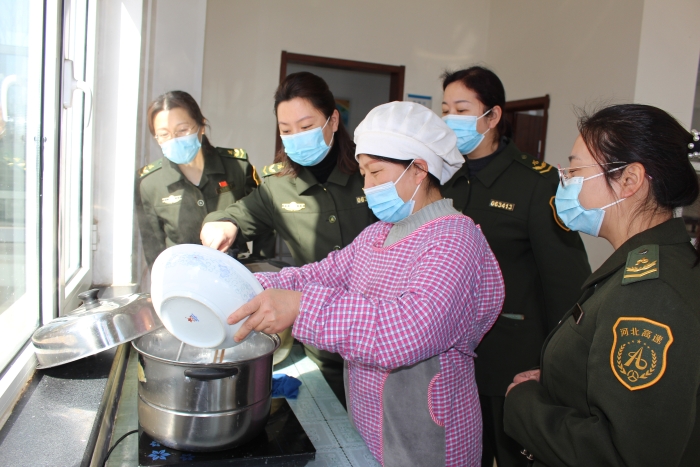 3月7日，河沙鎮(zhèn)站女職工學(xué)習(xí)制作西湖牛肉羹，攝影楊利芳