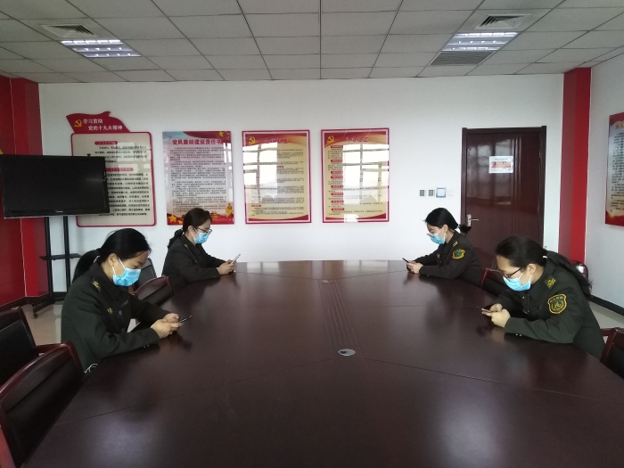 2022-3-8-邢臺(tái)收費(fèi)站-開(kāi)展迎“三八”普法巾幗行法律知識(shí)網(wǎng)絡(luò)答題活動(dòng)-邢臺(tái)站 金銘 攝