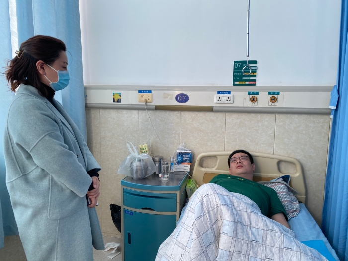 河沙鎮(zhèn)站工會(huì)探望生病住院職工，攝影楊利芳