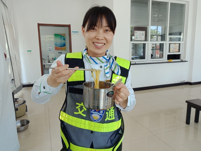 河沙鎮(zhèn)站職工享受特色美食-朝鮮冷面，攝影楊利芳