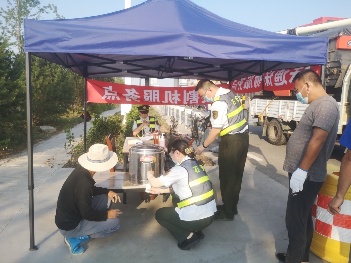 石安分公司全力做好高溫下貨運車輛服務保障工作 (2)