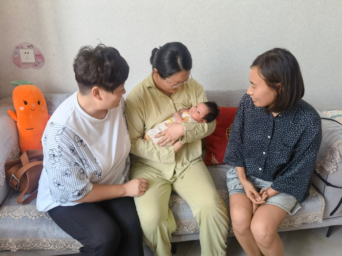 2022-8-2內丘站工會分會看望生育女職工 攝：賈慧卿