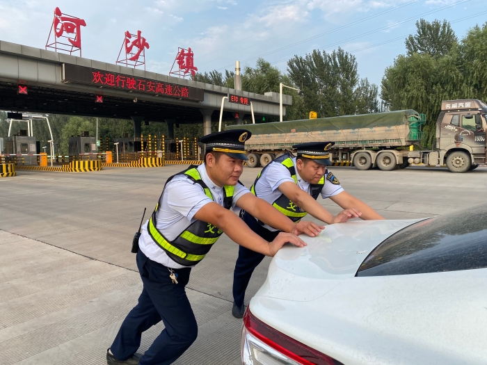 河沙鎮站幫助司乘推車，攝影楊利芳
