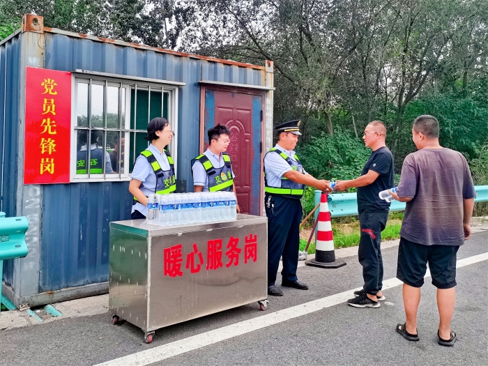 邯鄲南收費站：黨員先鋒在行動，全力保障開學(xué)季 (1)