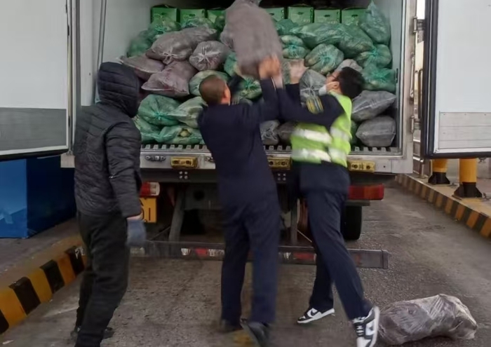 暖心相助司機撿拾散落貨物