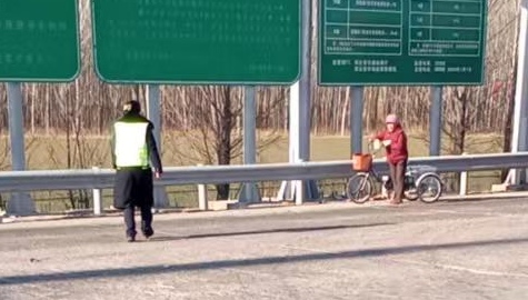 老人騎車誤入高速